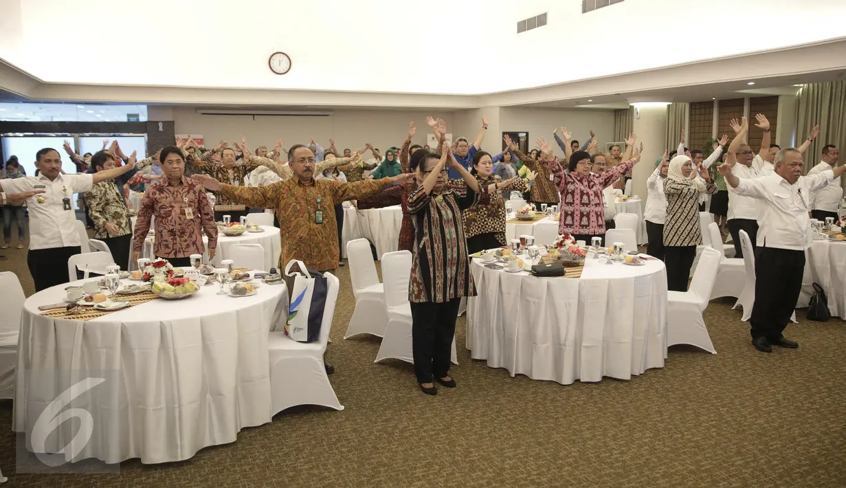 Sejumlah menteri dan para tamu undangan melakukan senam peregangan otot sebelum membuka rangkaian acara Gerakan Masyarakat Hidup Sehat (Germas) di Kantor Kemenko PMK, Jakarta, Rabu (22/2). (Liputan6.com/Faizal Fanani)