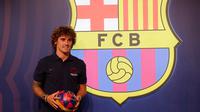 Antoine Griezmann berpose saat pemotretan di Barcelona, Spanyol, Sabtu (13/7/2019). Griezmann bakal mendampingi Lionel Messi dan Luis Suarez di lini depan. (AP Photo/Emilio Morenatti)