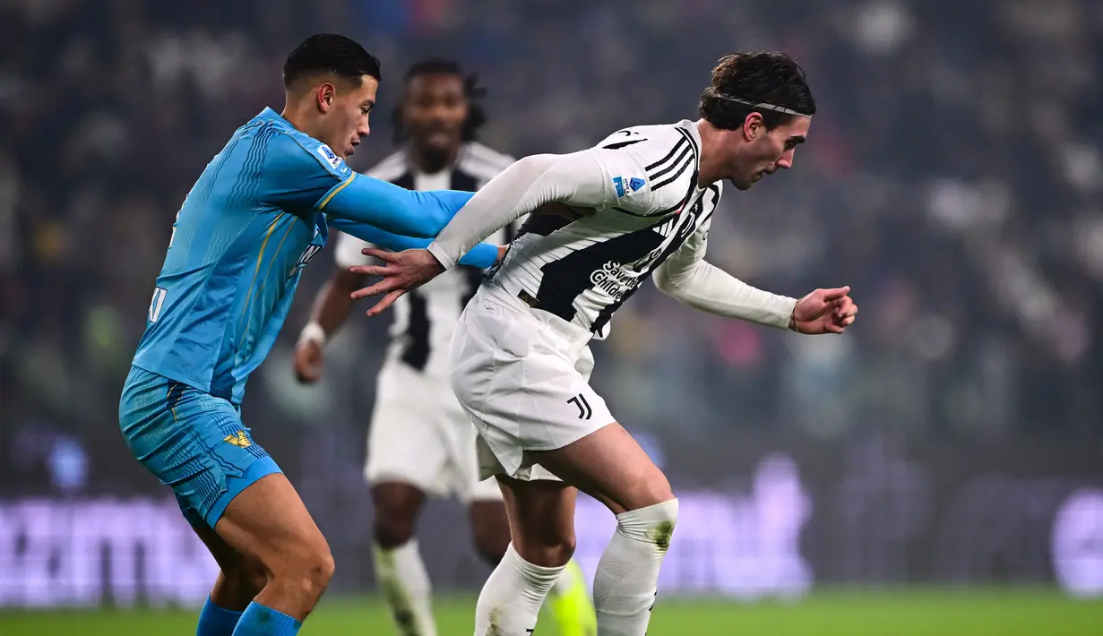 Dua gol Juventus masing-masing dicetak Federico Gatti dan eksekusi penalti Dusan Vlahovic. Venezia sempat unggul lewat aksi Mikael Egill Ellertsson dan gol bek Timnas Indonesia, Jay Idzes. (AFP/Marco Bertorello)