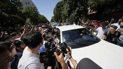 Penyerang asal Belgia, Romelu Lukaku menyemangati pendukung Inter Milan dari mobil saat ia tiba di markas Komite Olimpiade Italia di Milan, Italia, Rabu (29/6/2022). Romelu Lukaku kembali ke Inter Milan. Penyerang asal Belgia itu dipinjamkan Chelsea ke Inter dengan durasi semusim pada 2022-2023. (AP Photo/Luca Bruno)