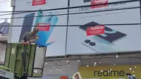 Puluhan Reklame Tak Berizin dan Habis Masa Tayang di Surabaya Dibongkar Paksa