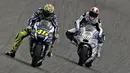 Pebalap Movistar Yamaha, Valentino Rossi, mencatatkan waktu 1 menit 38,736 detik pada sesi kualifikasi MotoGP Jerez, Sabtu (23/4/2016). (EPA/Jose Manuel Vidal)