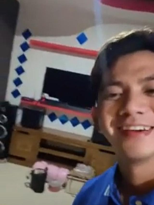 Potret Rizki DA menunjukkan ruang karaoke (Sumber: Instagram/da2_rizki123)