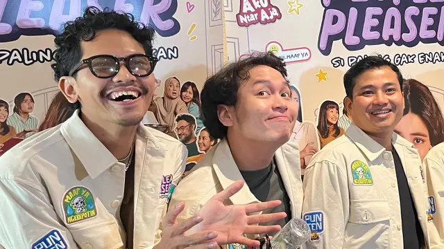 Fatih Unru (tengah) dalam konferensi pers trailer dan poster film People Pleaser yang digelar di Jakarta, (12/10/2026). (Liputan6.com/Afradhiya N. R)