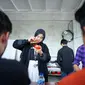 Mey, barista dari Fow Coffee unjuk kemampuan dalam kompetisi Barista LatteArt yang digelar PDIP Sumsel, dalam rangka peringatan Bulan Bung Karno, di Kafe Kopi Darat Puncak Palembang Sumsel, Jumat (24/6/2022) (Dok. Humas PDIP Sumsel / Nefri Inge)