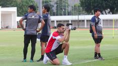 Jens Raven menjadi fotografer dadakan saat pemusatan latihan Timnas Indonesia U-20 di Stadion Madya, Jakarta Pusat, pada Rabu (15/1/2025) sore WIB. (Bola.com/M Iqbal Ichsan)