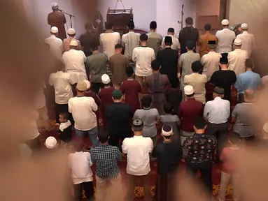 Umat Muslim melaksanakan salat Kusuf (salat gerhana matahari) di Masjid Raya Bani Umar, Tangsel, Banten, Kamis (26/12/2019). Sebagian wilayah di Indonesia, pada Kamis (26/12), akan dilintasi gerhana matahari cincin, sejumlah masjid menggelar salat gerhana matahari (Kusuf). (merdeka.com/Arie Basuki)