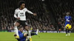 Willian. Eks sayap kanan Chelsea dan Arsenal berusia 34 tahun ini didatangkan Fulham pada awal musim 2022/2023 dari Corinthians dengan status bebas trasnfer. Ia diikat dengan durasi kontrak hanya setahun hingga akhir musim 2022/2023. Bersama Fulham Sejauh ini ia telah tampil dalam 13 laga di Liga Inggris dengan torehan 2 gol dan 3 assist. (AP Photo/Alastair Grant)