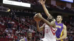 Aksi pemain Houston Rockets, James Harden #13 melewati hadangan pemain Lakers pada laga NBA di Toyota Center, Houston, (08/12/2016).  (Reuters/Thomas B. Shea-USA TODAY Sports)