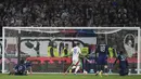 Pemain Lyon, Rayan Cherki (tengah) mencetak gol penyeimbang 2-2 ke gawang Manchester United dalam laga leg 1 perempat final Liga Europa 2024/2025 di Parc Olympique Lyonnais Groupama stadium, Decines-Charpieu, Prancis. (AP Photo/Thibault Camus)