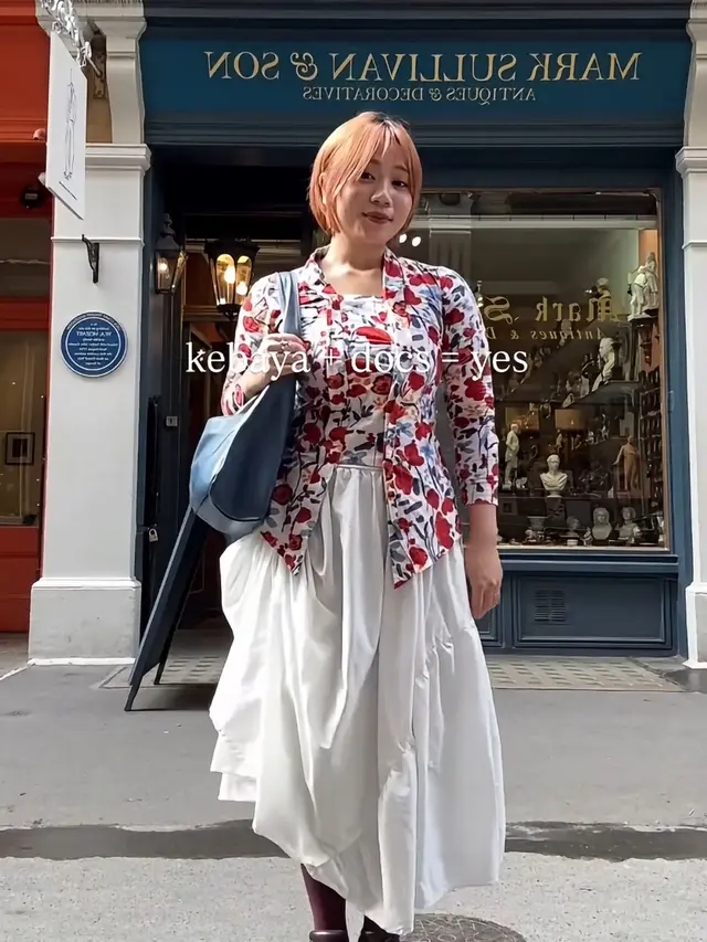 Camillia Azzahra Kenakan Kebaya di Inggris. [@camilliazr]