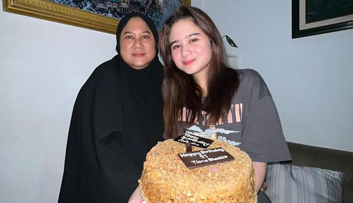 Dapat kejutan ulang tahun tepat saat pergantian hari, kebahagiaan terpancar jelas di wajah Tissa saat foto bareng sang ibunda. Tak hanya Tissa, ibunda Tissa juga turut bahagia karena sang putri kini telah menginjak usia 21 tahun. Selain ucapan selamat dari sang ibunda, Tissa Biani juga mendapatkan ucapan selamat dari Maia Estianty di kolom komentar unggahan momen ulang tahunnya ini. (Liputan6.com/IG/tissabiani)