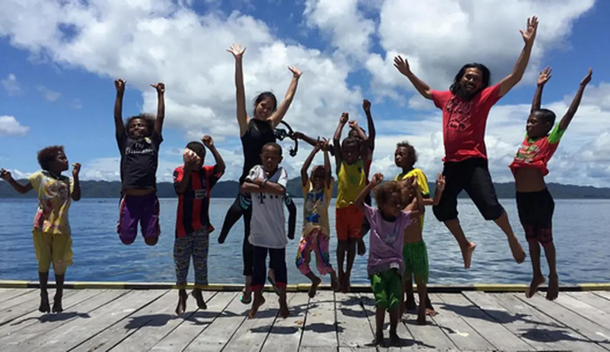 "Anak-anak tersenyum bahagia dengan hidup mereka yang sederhana disini, Raja Ampat, Papua. Tag your friends yang mau kalian ajak kesini!" tulis perempuan 23 tahun kelahiran Jakarta. (Bintang.com/@pevpearce)