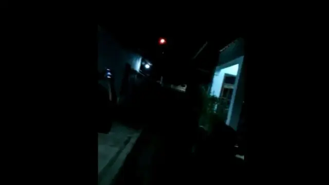 Perekam video dan warga menunggu hingga bola api di Mulyasari, Majenang, Cilacap, padam dan menghilang. (Foto: Liputan6.com/Istimewa/Muhamad Ridlo)