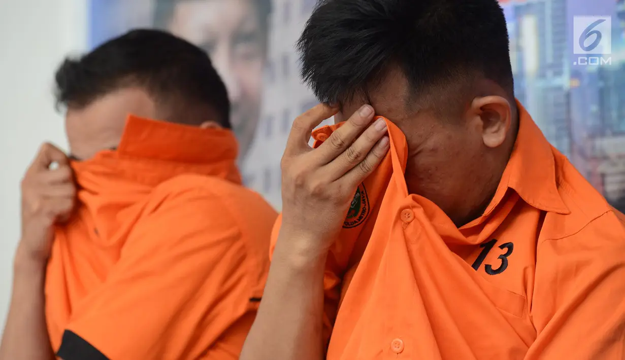 Tersangka kasus narkoba menutupi wajah mereka saat gelar perkara di Polda Metro Jaya, Jakarta, Jumat (1/3). Subdit II Resnarkoba menyita sabu seberat 10 Kg dan 1.105 butir ekstasi jenis diamond. (Merdeka.com/ImamBuhori)