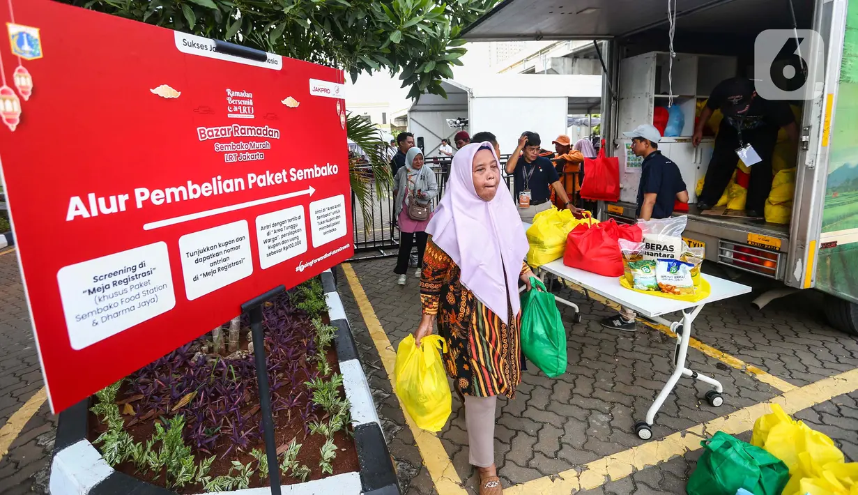 Warga usai membeli paket sembako di Bazar Ramadan Sembako Murah LRT Jakarta di Jakarta Utara, Senin (25/3/2024). (Liputan6.com/Angga Yuniar)