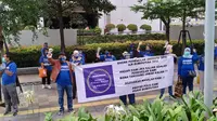 Pemegang Polis Bumiputera menggelar aksi unjuk rasa damai di trotoar Wisma Bumiputera, Jalan Jenderal Sudirman, Jakarta Pusat, Rabu 21 Oktober 2020.