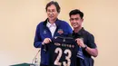 <p>Pratama Arhan (kanan) memegang jerseynya yang bernomor punggung 23 bersama General Manager Suwon FC, Choi Sun-ho saat perkenalan pemain baru Suwon FC yang berlangsung di Hotel Sultan, Jakarta, Kamis (15/02/2024) WIB. (Bola.com/Bagaskara Lazuardi)</p>