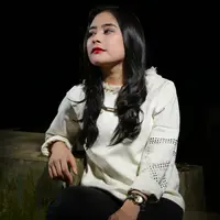 Di tengah cobaan kariernya, Prilly tengah menyiapkan albumnya. Perempuan yang menjadi presenter acara 'Inbox' ini ingin juga dikenal sebagai penyanyi. (Galih W. Satria/Bintang.com)