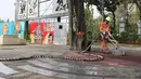 Petugas menggunakan alat ThruKlin untuk membersihkan beton berpori di area Taman Pandang Istana, Jakarta, Kamis (2/8). Alat pembersih ThruCrete atau beton berpori ini diujicoba penggunaannya. (Liputan6.com/Helmi Fithriansyah)