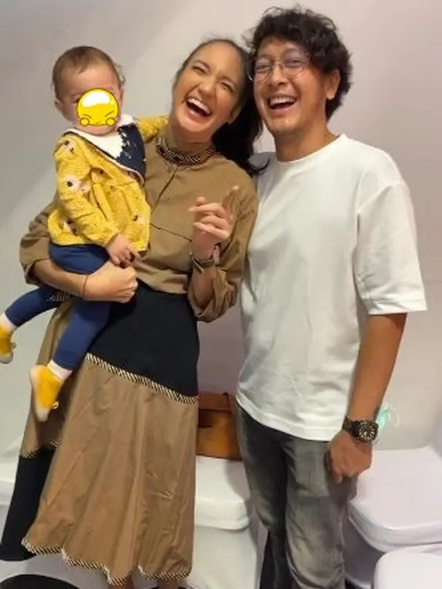 6 Potret Nadine Chandrawinata Umumkan Hamil Anak Kedua di Anniversary Pernikahan