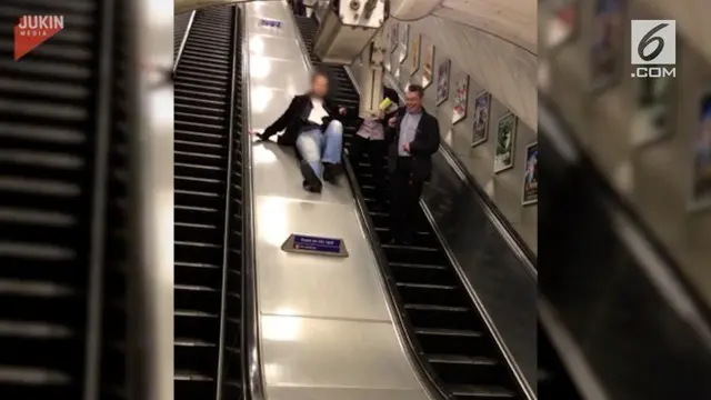Kesalahan dilakukan seorang pria ketika menggunakan eskalator naik untuk turun. Karena tak berhasil mencapai bawah, pria ini pun memilih untuk meluncur dari eskalator.