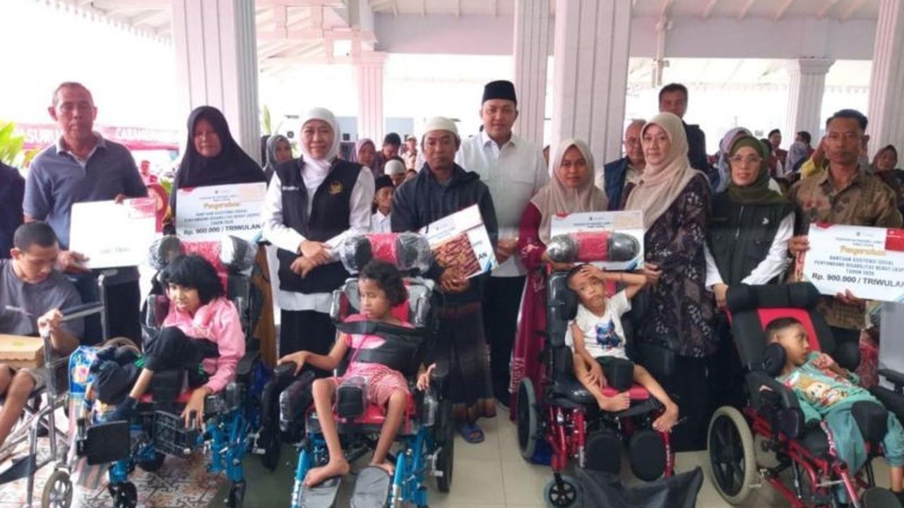 Pemprov Jatim Salurkan Bansos Rp7,73 Miliar di Pasuruan, Targetkan Pengentasan Kemiskinan