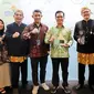 Bupati Bandung, Dadang Supriatna saat menerima penghargaan dari Australia dalam kegiatan Closing Program Hibah Air Minum Berbasis Kinerja (HAMBK), di Hotel Sheraton, Yogyakarta, Rabu (26/6/2024). (Dok. Pemkab Bandung).