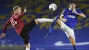 Gelandang Manchester United, Donny van der Beek, berebut bola dengan gelandang Brighton, Pascal Gross, pada laga Carabao Cup di Stadion Falmer, Kamis (1/10/2020) dini hari WIB. Manchester United menang 3-0 atas Brighton. (Andy Rain/Pool via AP)