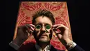 Seorang anggota staf mengenakan kacamata Mughal dengan lensa berlian, dalam bingkai berlian, di Sotheby's, di London, Jumat (22/10/2021). Kacamata ini diyakini semula milik bangsawan di Kekaisaran Mughal, yang pernah memerintah anak benua India. (AP Photo/Alberto Pezzali)