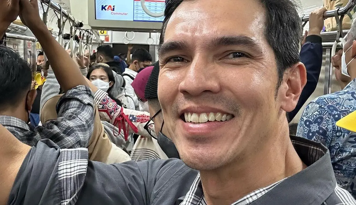 Pemeran dalam film Dari Sujud ke Sujud itu mengungkapkan biaya perjalanan perhari dari rumah ke kantornya nyaris Rp 400 ribu perhari. Ia tinggal di daerah Tangerang Selatan, sedangkan kantornya berada di kawasan SCBD, Jakarta Selatan. [Instagram/adrianmaulana]