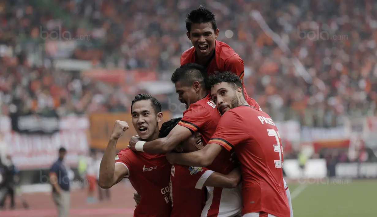 Pemain Persija merayakan gol yang dicetak oleh Rudi Widodo ke gawang Persegres pada laga Liga 1 Indonesia di Stadion Patriot, Bekasi, Sabtu (14/10/2017). Persija menang 5-0 atas Persegres. (Bola.com/Rizaldy Febriyansyah)