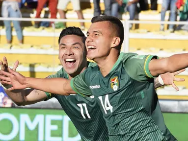 Pemain Bolivia Moises Villaroel (kanan) merayakan dengan rekan setimnya Carmelo Algarañaz setelah mencetak gol ke gawang Paraguay pada pertandingan kualifikasi Piala Dunia 2022 di Stadion Hernando Siles, La Paz, Bolivia, Kamis (14/10/2021). Bolivia menang 4-0. (Javier Mamani/Pool via AP)