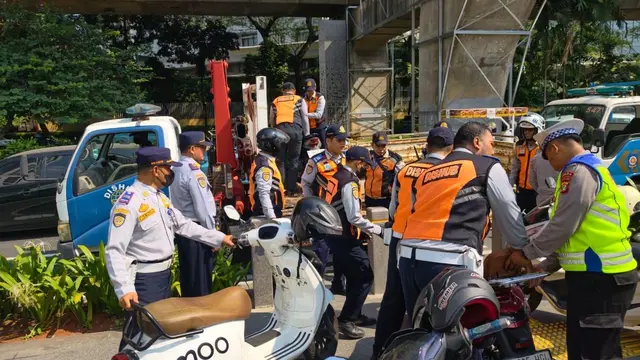 Petugas gabungan merazia sepeda motor yang parkir di atas trotoar Jalan Prof Satrio, tepatnya di depan ITC Kuningan, Setiabudi, Jakarta. (Liputan6/Winda Nelfira)