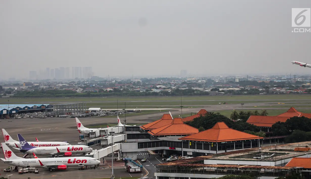 Pesawat maskapai Lion Air terparkir di areal Bandara Soekarno Hatta, Tangerang, Kamis (16/5/2019). Pemerintah akhirnya menurunkan tarif batas atas (TBA) tiket pesawat atau angkutan udara sebesar 12-16 persen yang berlaku mulai Kamis hari ini. (Liputan6.com/Faizal Fanani)