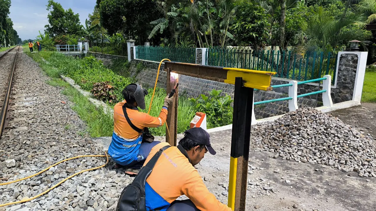 PT KAI melakukan penataan, penutupan perlintasan berisiko, serta peningkatan pengamanan pada titik-titik prioritas jalur lintasan kereta api. (Dok PT KAI)
