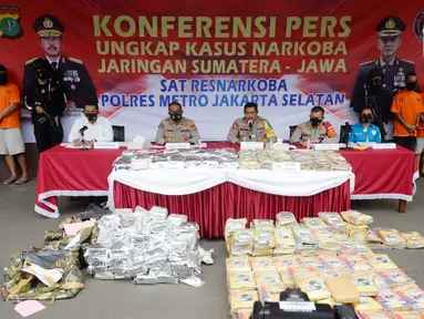 Kapolda Metro Jaya Irjen, Nana Sudjana (tengah), Kabid Humas Polda Metro Jaya Kombes Yusri Yunus (kedua kiri) dan Kapolres Metro Jakarta Selatan Kombes Pol Budi Sartono (kedua kanan) saat konferensi pers kasus narkoba di Polres Metro Jakarta Selatan, Senin (3/8/2020). (merdeka.com/Dwi Narwoko)