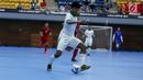 Pemain timnas futsal Indonesia Syauqi Saud membawa bola saat melawan Vietnam dalam laga ketiga futsal SEA Games 2017 di Shah Alam, Selangor,Malaysia, Jumat (25/8). Timnas futsal putra Indonesia kalah dengan skor 1-4. (Liputan6.com/Faizal Fanani)