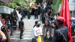 Keranda jenazah Guruh Soekarnoputra akan diberangkatkan ke tempat Pemakaman Umum (TPU) Karet Bivak, Jakarta Pusat, Sabtu (26/9/2026). Peti jenazah Guruh terlihat dibalut bendera Merah Putih sebelum dimakamkan di area pemakaman keluarga. (KLY/Budy Santoso)