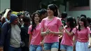 Mengenakan kostum Pink, para personel tim K JKT48 tersebut membuat para Wota rela dijemur dengan terik matahari. (Deki Prayoga/Bintang.com)