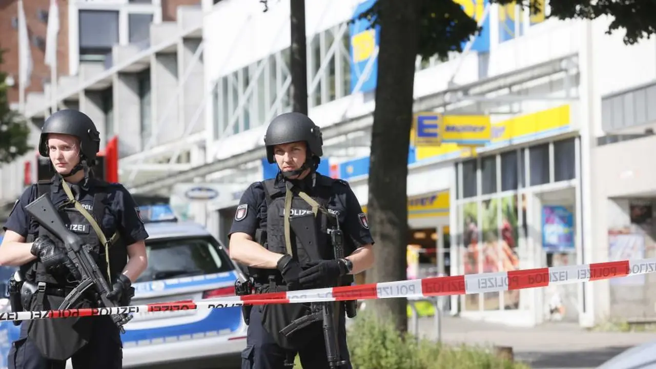 Polisi berjaga di lokasi serangan pisau di supermarket Hamburg, Jerman. (DPA/Paul Weidenbaum)