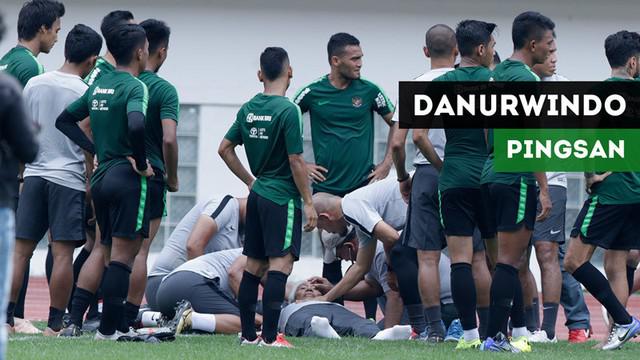 Berita video insiden Direktur Teknik PSSI, Danurwindo, mendadak pingsan pada saat latihan Timnas Indonesia persiapan untuk Piala AFF 2018 di Stadion Wibawa Mukti, Cikarang, Jawa Barat, Sabtu (3/11/2018).