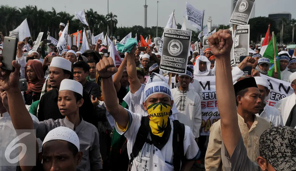 Massa yang didominasi warna putih melakukan aksi menolak PKI dan Liberalisme di kawasan Monas, Jakarta, Jumat (3/6). Mereka menuntut Presiden Jokowi untuk menolak keberadaan PKI dan Liberalisme. (Liputan6.com/Johan Tallo)