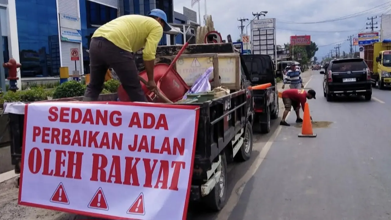 Poster perbaikan jalan yang dilakukan oleh masyarakat di Pringsewu, Lampung, viral di media sosial. Foto : (Istimewa).