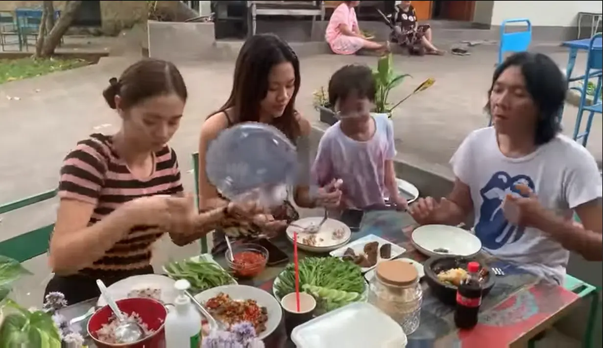"Salut sama idolaku ❤️😍sederhana, ramah tamah sama fans❤❤ sehat & sukses selalu yah Alz famili," tulis Zyzah Slanky. "Keluarga bahagia,,salut dengan kesederhanaanya," tulis Vian Saputra. [Youtube/ALZ Family Bimbim Slank]