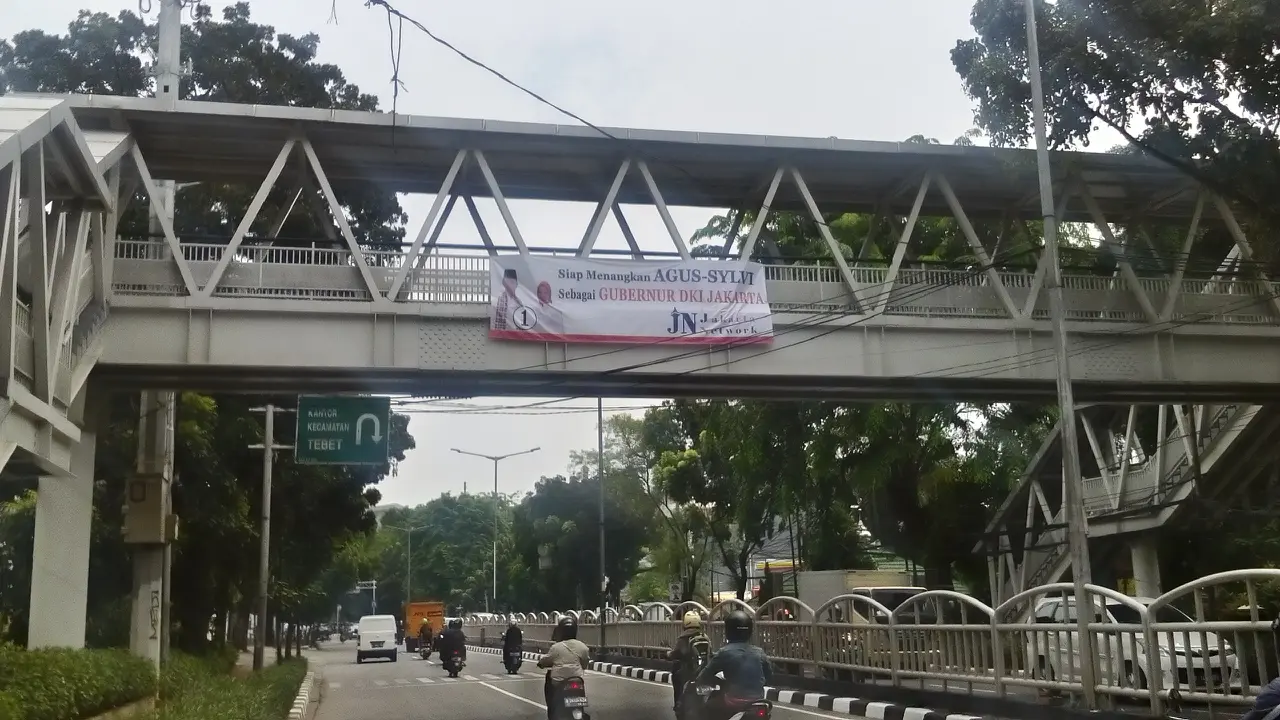 Spanduk dukungan Agus-Sylvi terpasang di JPO Tebet