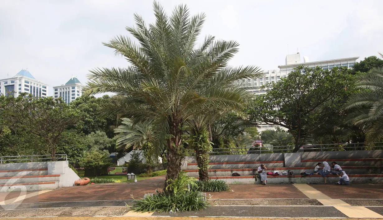 Pemprov DKI berencana melakukan renovasi terhadap Taman Lapangan Banteng, Jakarta, Senin (6/3). Anggaran pemagaran diperkirakan mencapai Rp 9 miliar dan berasal dari kompensasi koefisien luas bangunan (KLB). (Liputan6.com/Immanuel Antonius)