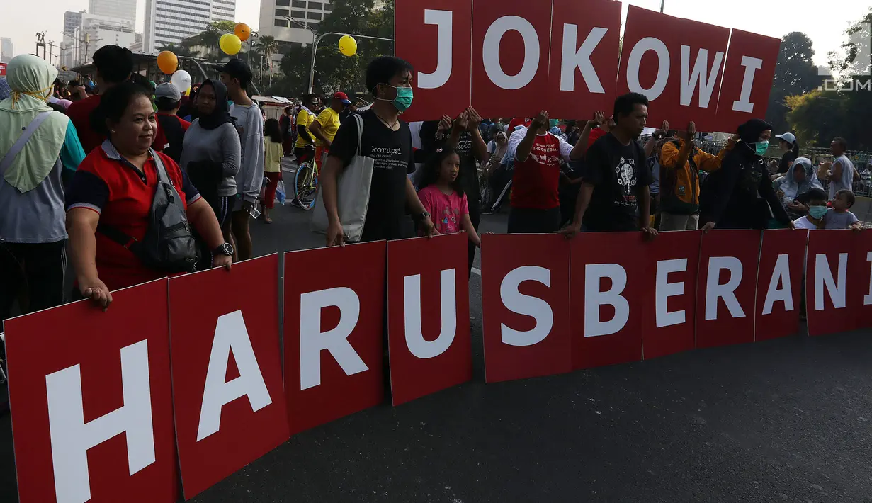 Koalisi masyarakat sipil membawa spanduk dalam menggelar aksi saat kegiatan Car Free Day di Jalan MH Thamrin, Jakarta, Minggu (1/9/2019). Mereka meminta agar Joko Widodo (Jokowi) berani mencoret calon pimpinan (Capim) KPK yang diduga bermasalah. (Liputan6.com/Johan Tallo)