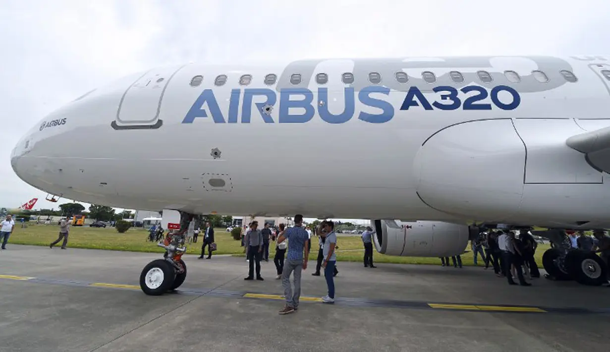 Beberapa orang melihat-lihat pesawat Airbus A320neo yang akan melakukan uji jarak menengah di pabrik Airbus, Saint-Martin-du-Touch, Toulouse, Perancis, (1/7/2014). (AFP PHOTO/ERIC Cabanis)