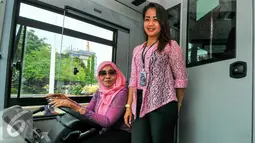 Bus Transjakarta berwarna merah muda ini akan dikendalikan oleh awak supir dan kondektur yang semuanya wanita, Jakarta, Kamis (21/4). Rencananya, akan ada 10 bus khusus perempuan di Koridor 1 Rute Blok M - Kota. (Liputan6.com/Yoppy Renato)